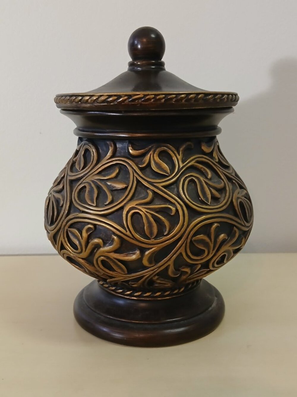 Decorative wooden vase with lid